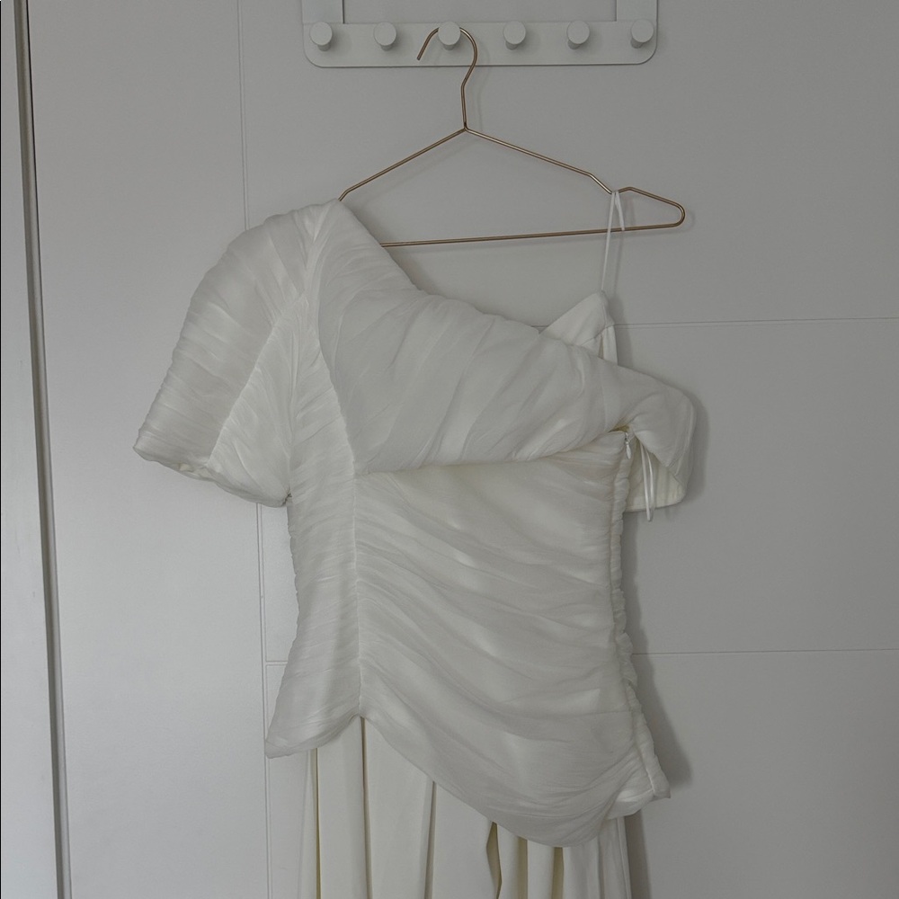 White set with ruched top and pleated trousers